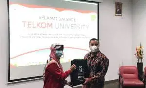 Penyerahan Souvenir Telkom University