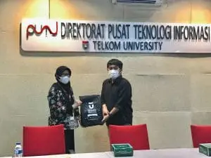 Penyerahan Souvenir untuk UMI Makasar