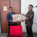 Penyerahan SK Kenang Kenangan kepada Kaur Riset TI