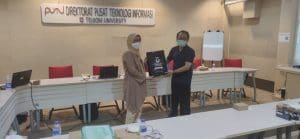 Penyerahan Souvenir Kunjungan IAIN Pekalongan