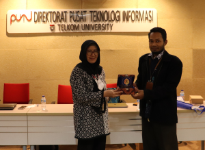 Penyerahan Souvenir Kunjungan USM ke PUTI Telkom University