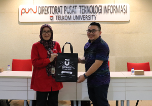 Penyerahan Souvenir Telkom University 1
