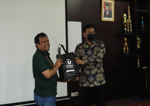 Penyerahan Souvenir Telkom University