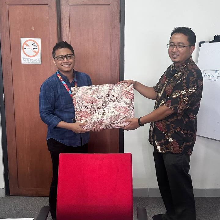 Penyerahan SK Kenang Kenangan kepada Kaur Riset TI