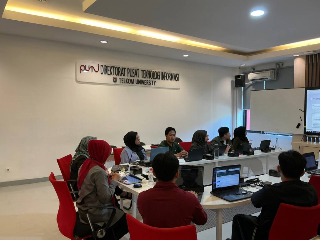 Foto Bersama Operator Website Telkom University