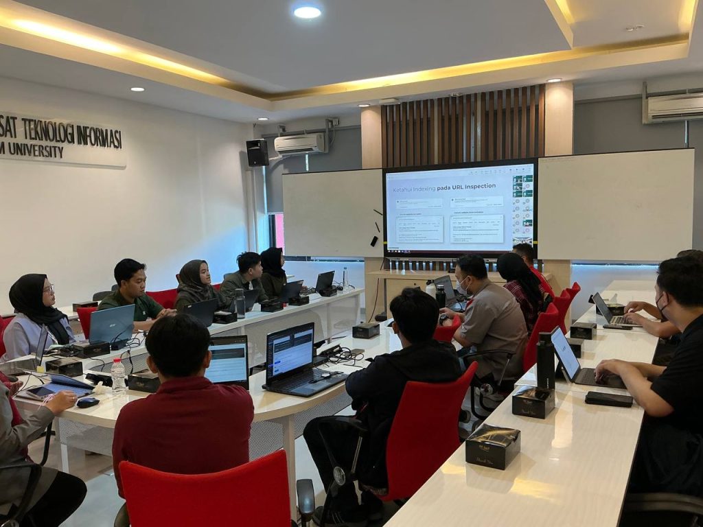 Foto Bersama Operator Website Telkom University