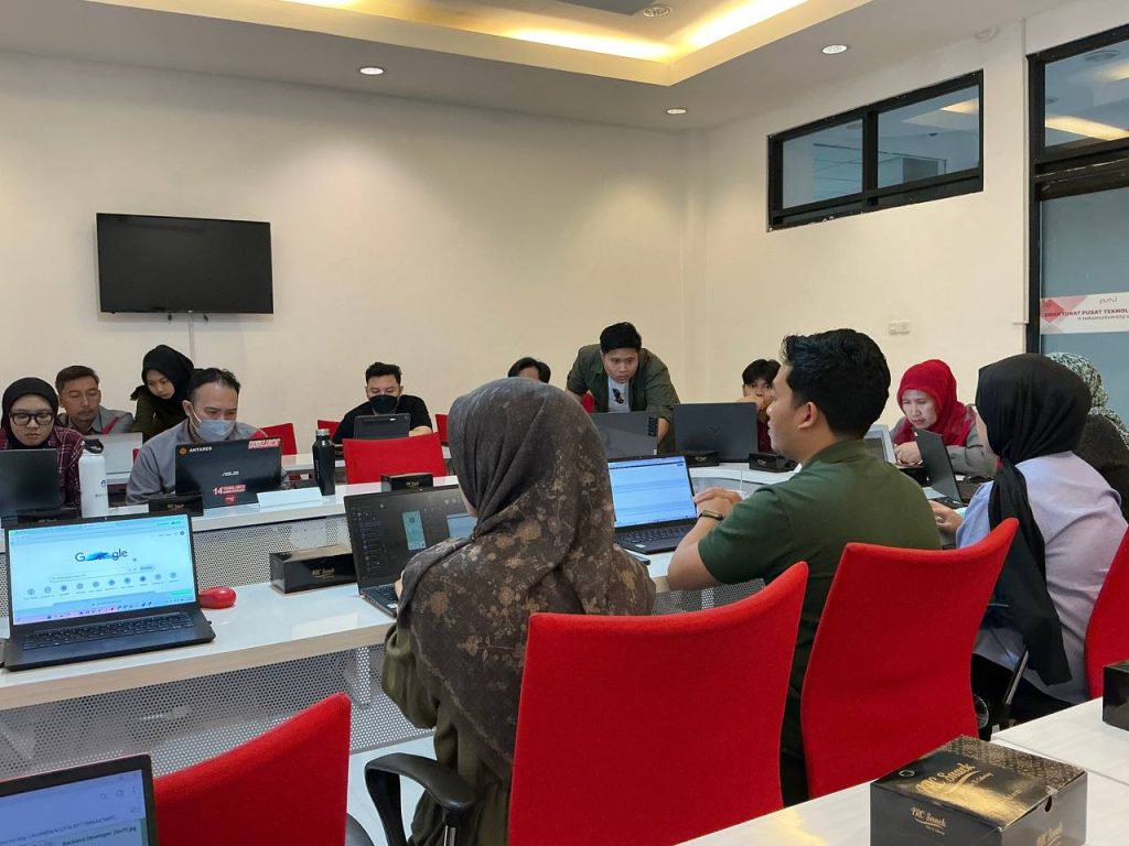 Foto Bersama Operator Website Telkom University